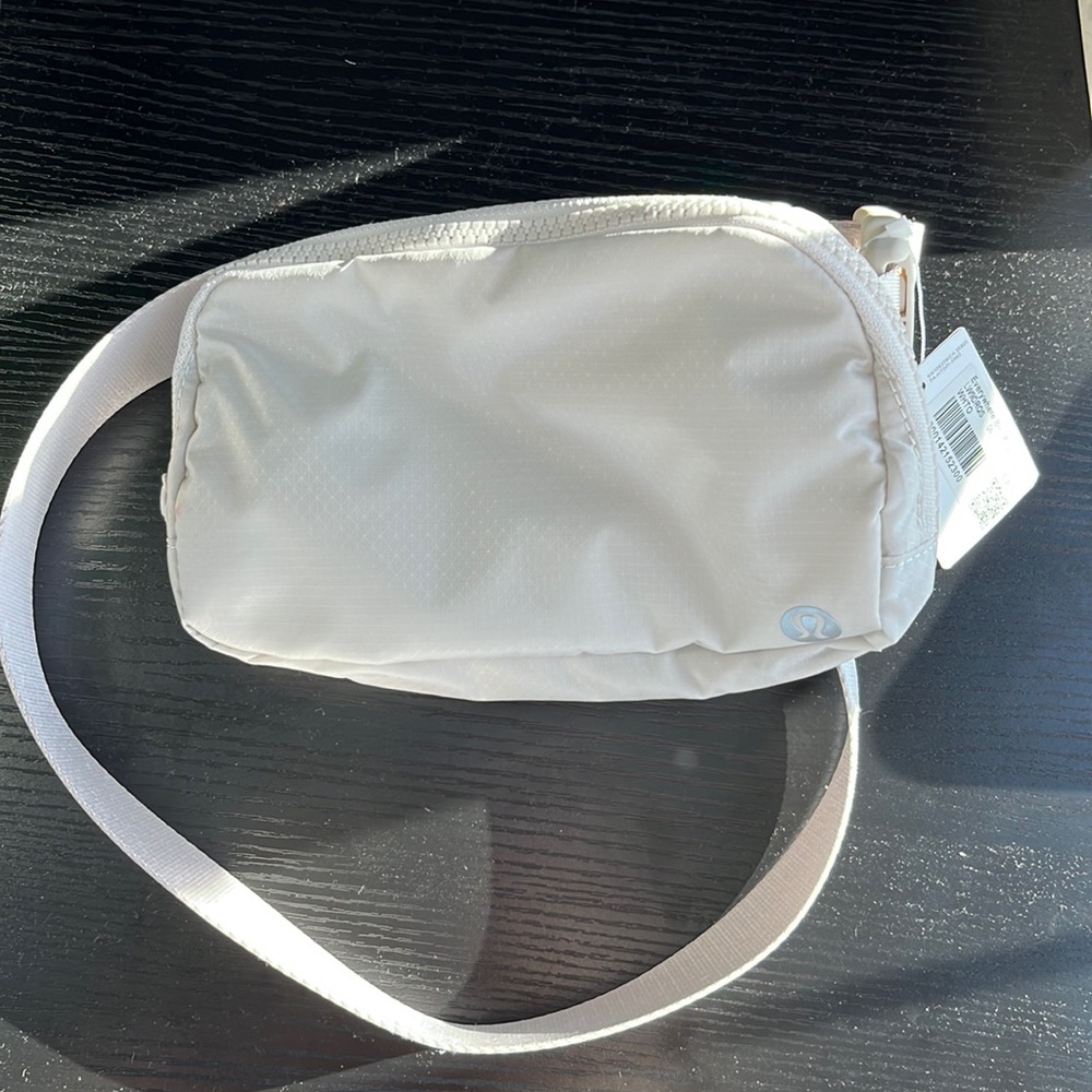 🤍Lululemon Everywhere Belt Bag in Beige white